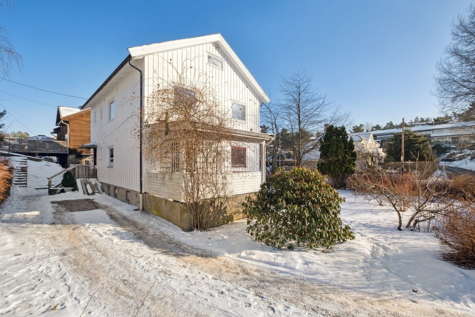 Parkering på egen gårdsplass og ellers gateparkering etter områdets bestemmelser. Galleribilde