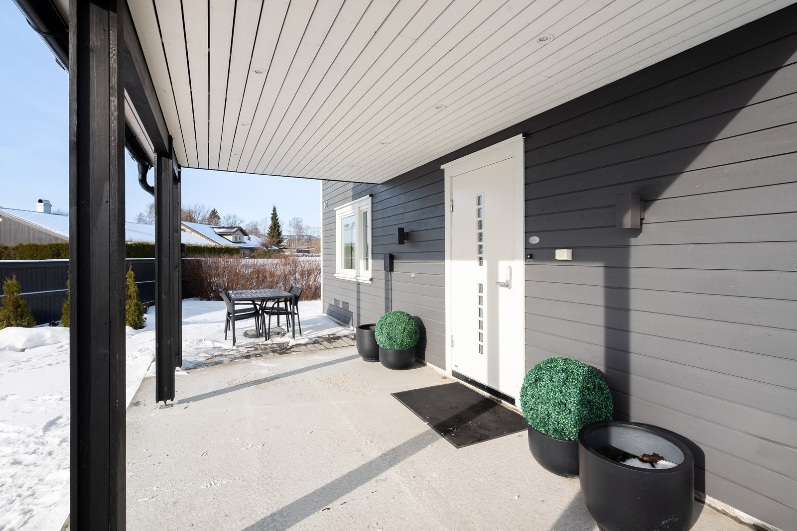 I tilknytning til inngangspartiet finner du en fin og romslig markterrasse. Terrassen er delvis overbygget av veranda ut fra stuen i 2. etasje. Galleribilde