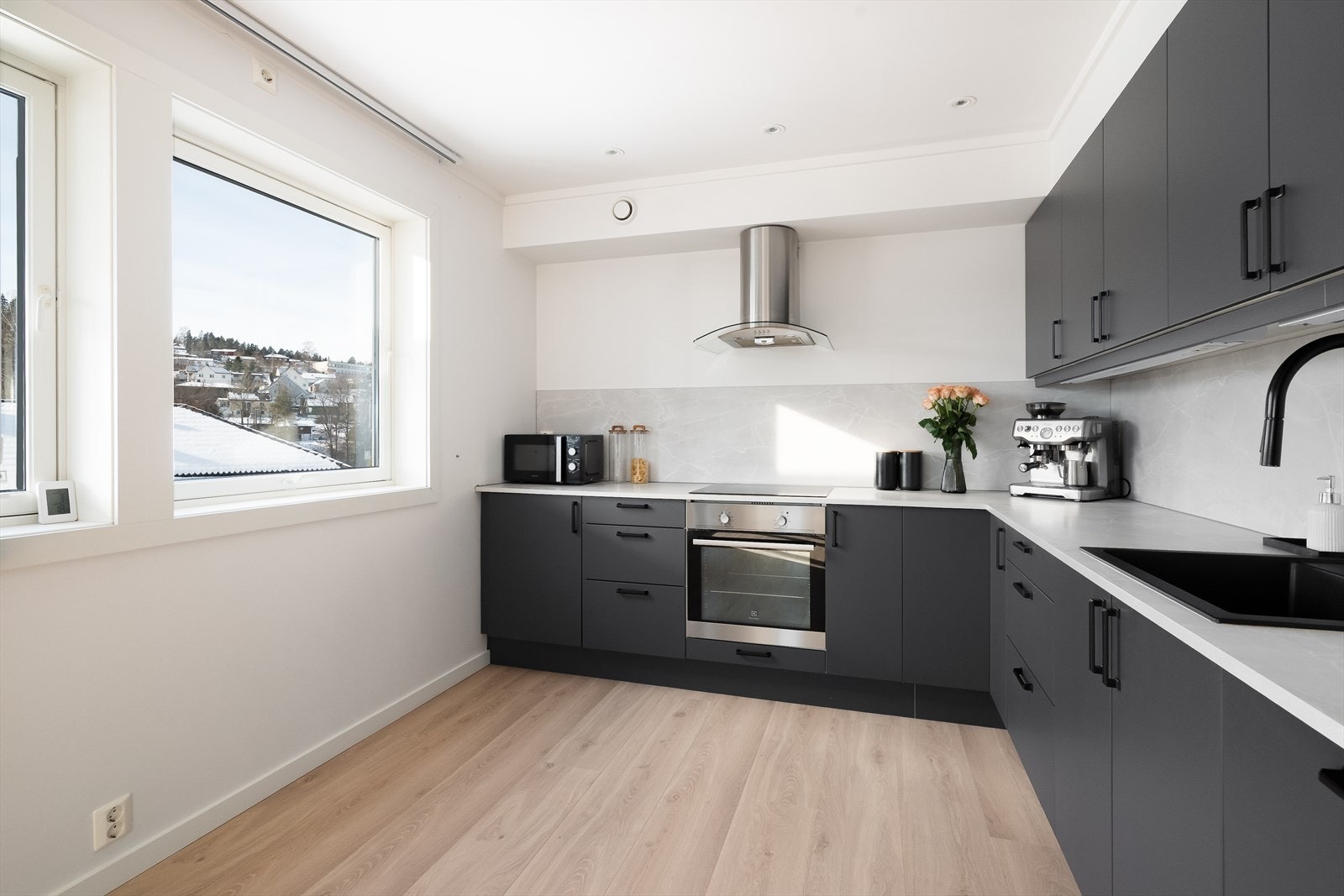 Nyere laminat benkeplate med gode arbeidsflater, nedfelt platetopp og nedfelt oppvaskkum i kompositt. Galleribilde