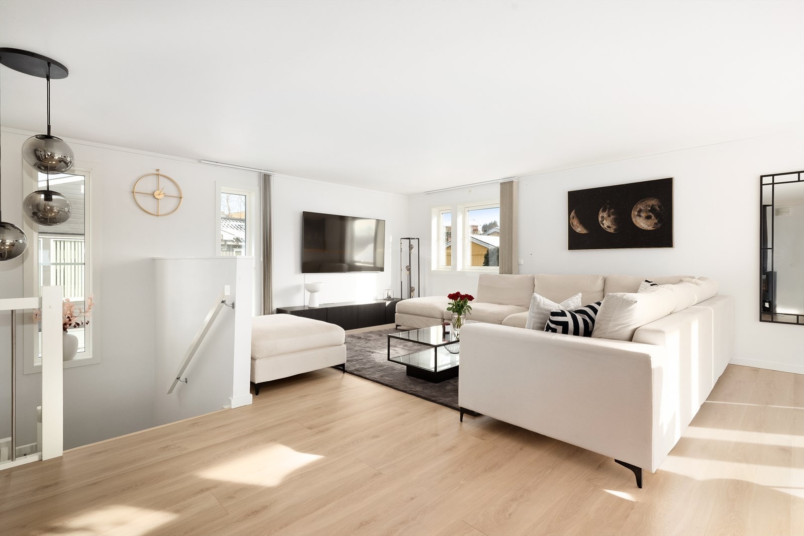 Overflatene fremstår gjennomgående pene og tidsriktige, med enstavs laminatgulv og slette, hvitmalte veggflater. Galleribilde