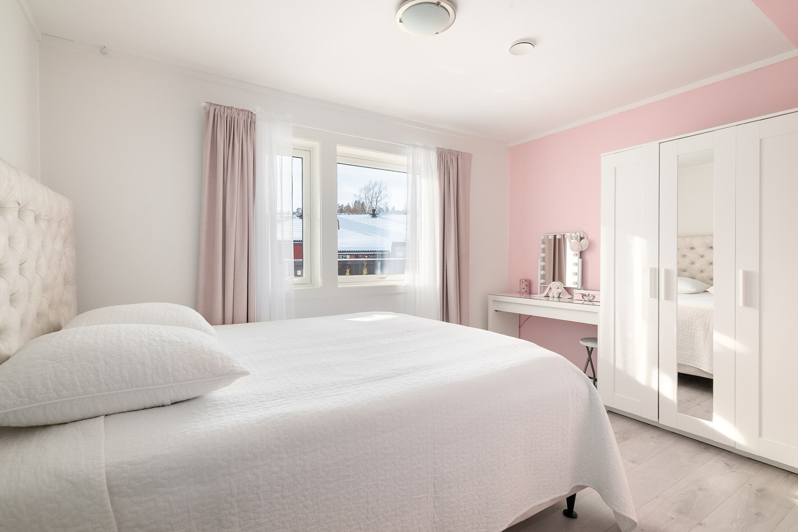 De to øvrige soverommene i underetasjen er romslige og innbydende, med garderobeskap og god plass til soveromsmøbler. Galleribilde