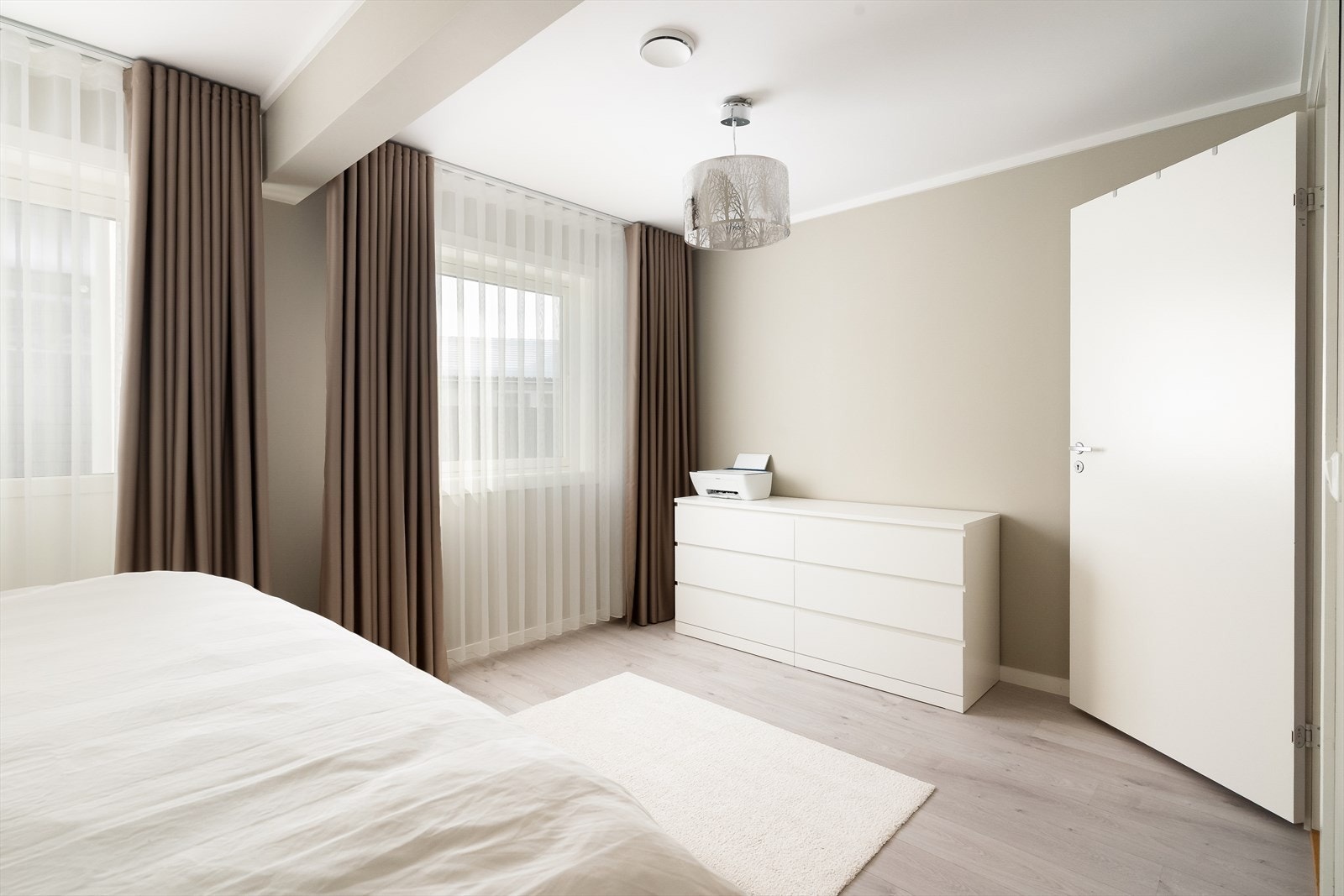 To boder er slått sammen og omgjort til hovedsoverom uten at dette er søkt om eller godkjent av kommunen. Galleribilde