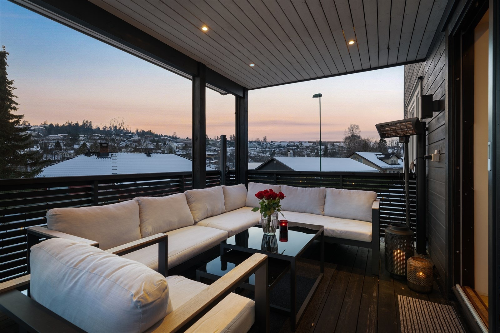 Her bor du i rolige omgivelser, med kort vei til skole, barnehage, dagligvare og flotte turområder - et perfekt utgangspunkt for en aktiv og komfortabel hverdag! Galleribilde