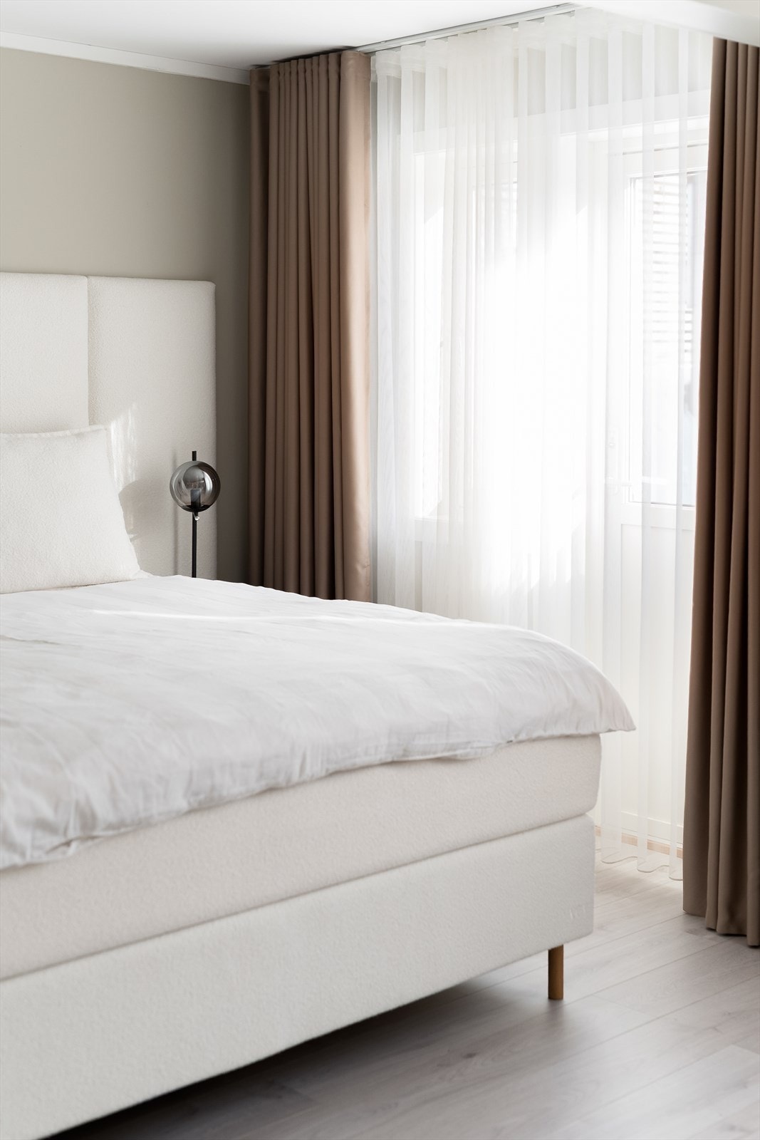 Det er god plass til soveromsmøblement, samt praktisk garderobeskap og verandadør med utgang til gårdsplass. Galleribilde