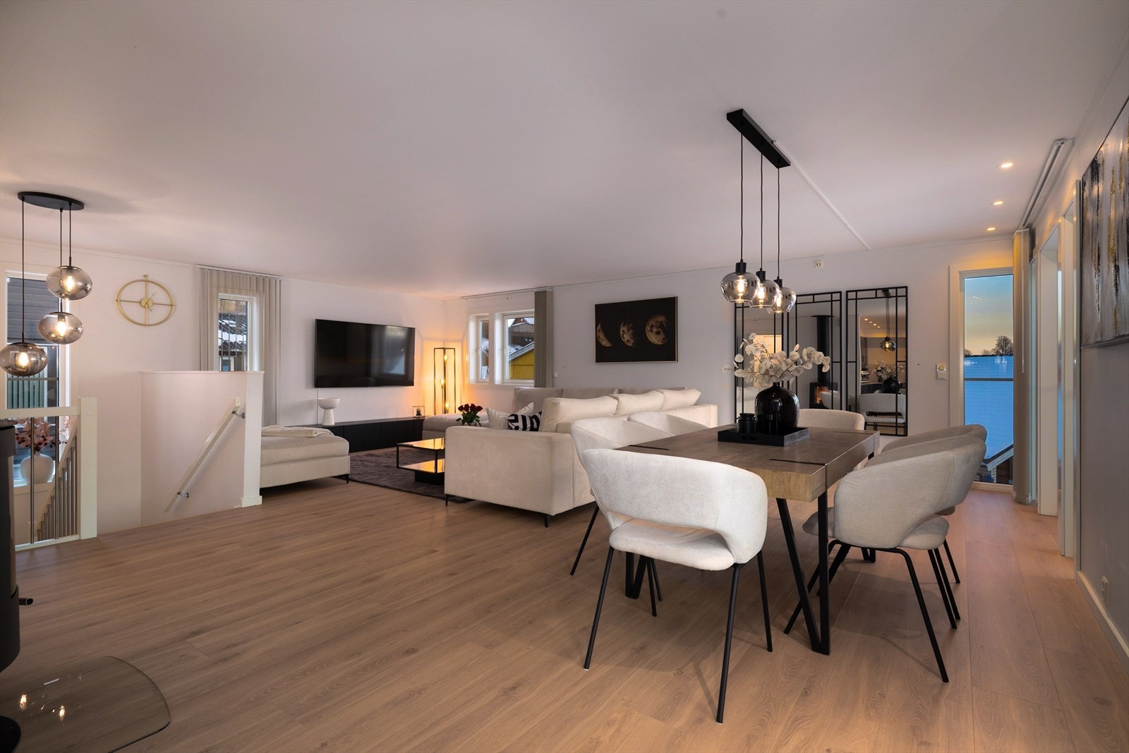 Stuen har fine soner for møblering, med god plass til både sofagruppe, spisestue og annet ønsket møblement. Galleribilde