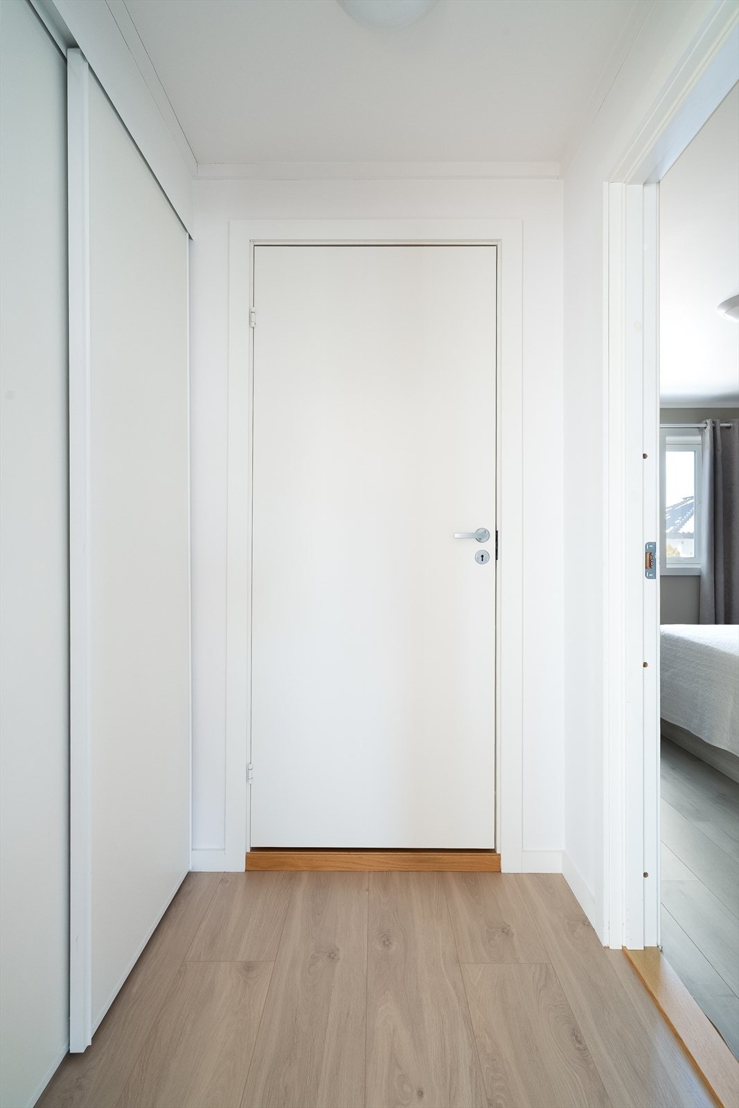 Boligen har fire soverom. Soverommet oppe har adkomst fra en liten gang i tilknytning til stuen, hvor det også er inngang til bad. Galleribilde