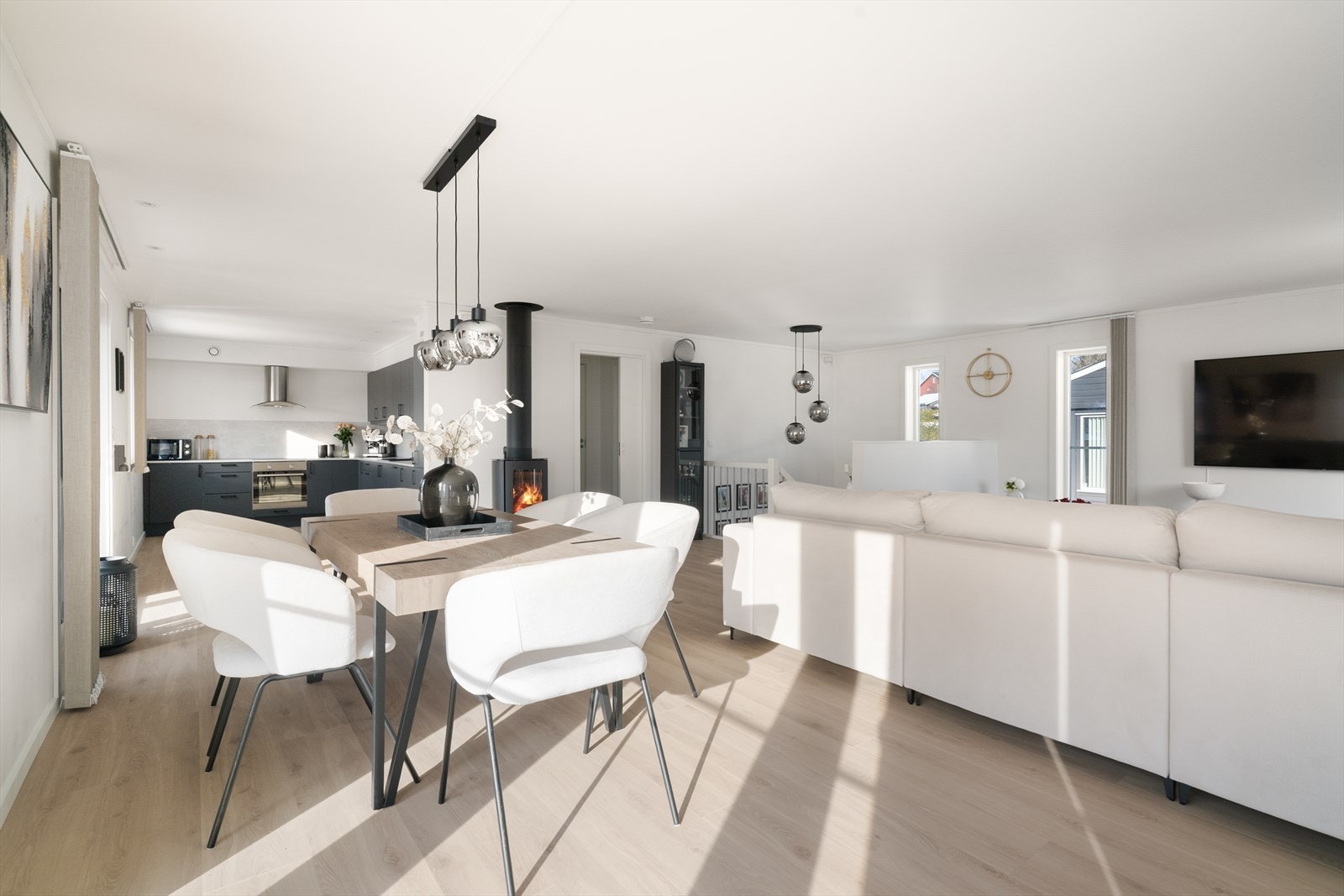 Den delvis åpne planløsningen mot kjøkkenet gir et moderne og sosialt preg, med en naturlig flyt mellom sonene. Galleribilde