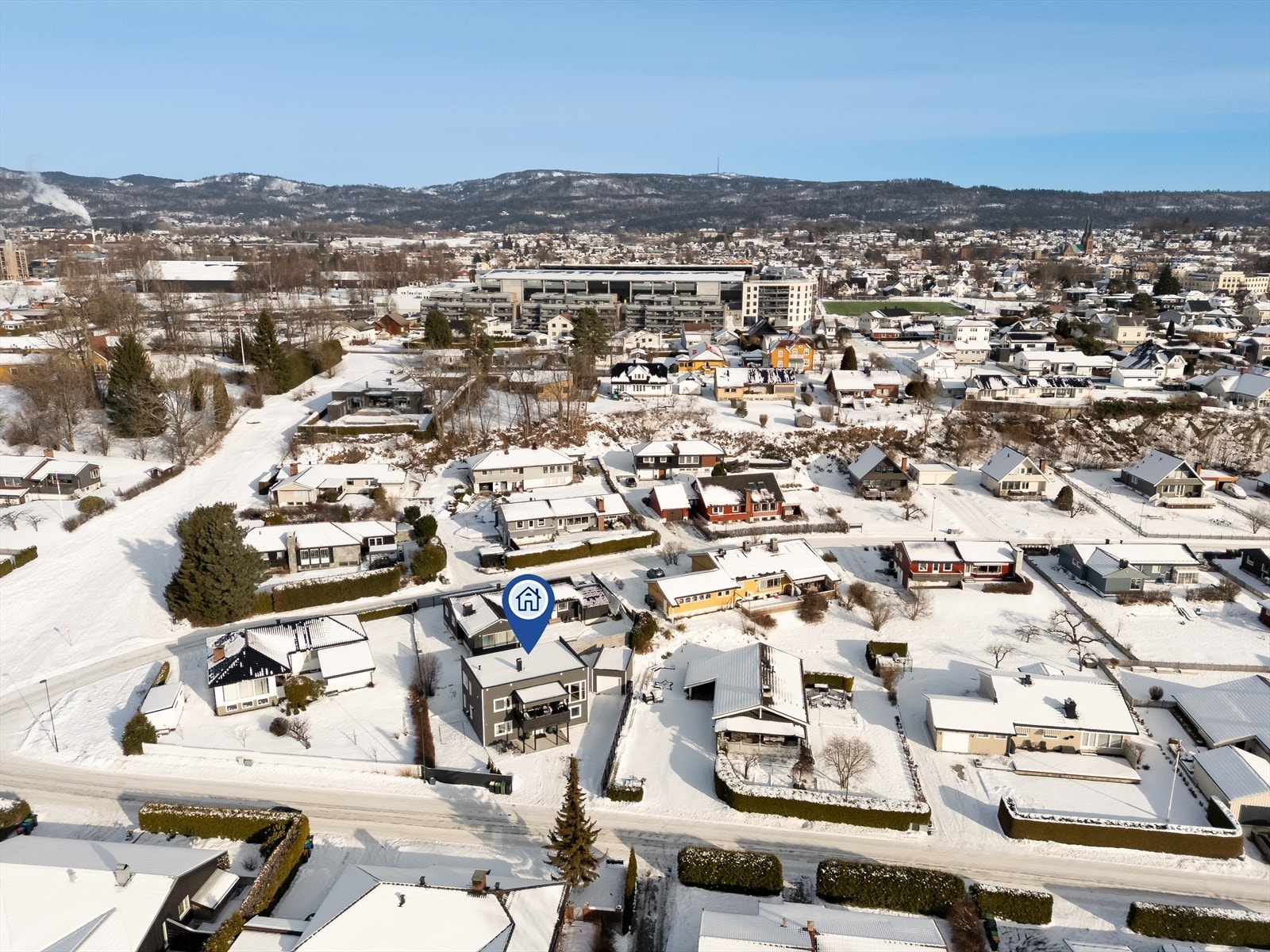 I nærheten ligger også Skagerak Arena, hvor Odds ballklubb og Telemark Toppidretts Gymnas holder til. Det er ellers kort vei til barnehager og skoler. Galleribilde