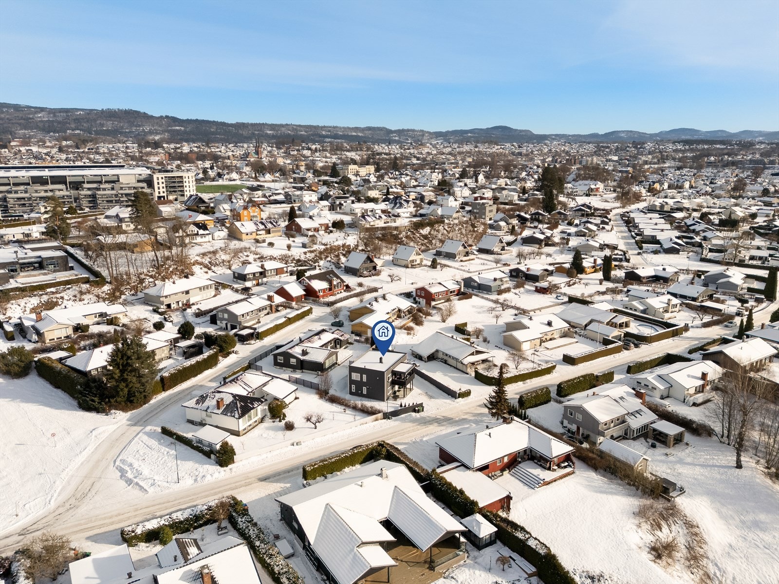Fra boligen er det gangavstand til Skien sentrum, med kjøpesentre og butikker, kafeer og restauranter, samt diverse kulturtilbud. Galleribilde