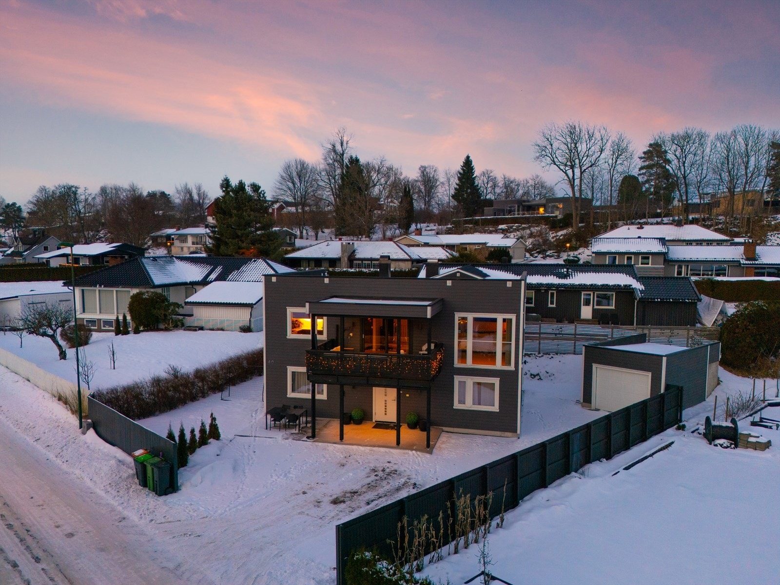 Velkommen til en innbydende og moderne funkisbolig fra 2016 - attraktivt beliggende i et barnevennlig og sentrumsnært boligområde på Falkum! Galleribilde