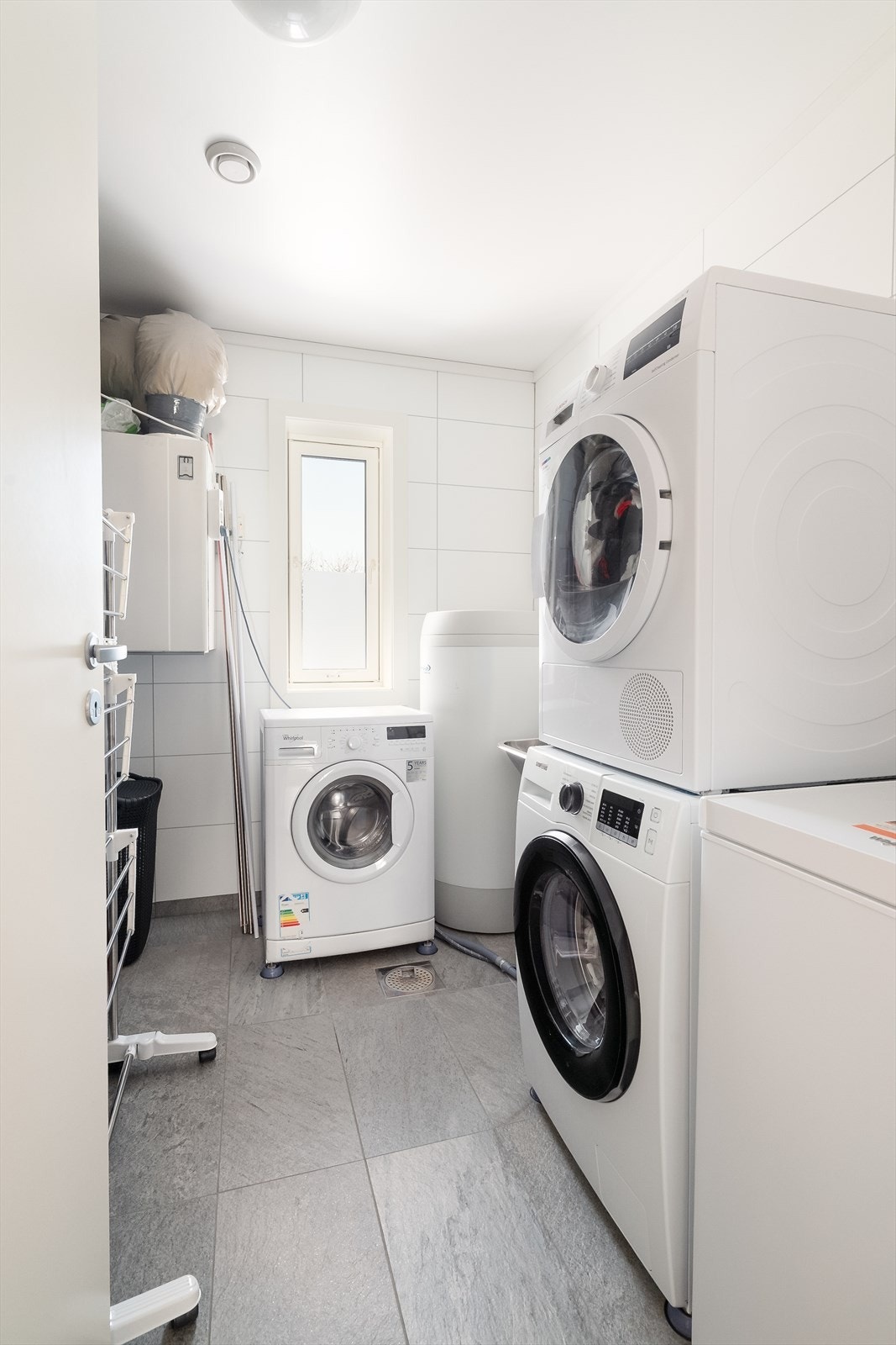 Eget, praktisk vaskerom med varmekabler i gulv, utslagsvask og opplegg for vaskemaskin. Her står også varmtvannstank på ca. 200 liter fra 2016. Galleribilde