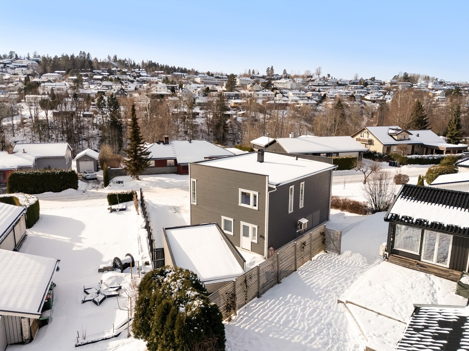 Boligen ligger fint til i et attraktivt, barnevennlig og sentrumsnært boligområde på Falkum, med nærhet til det meste man har behov for i hverdagen! Galleribilde