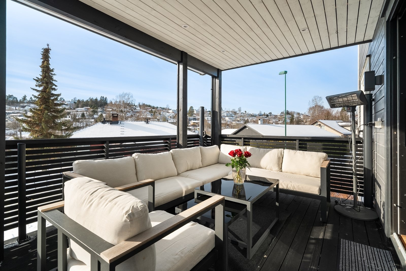 I overbygg er det innfelte spotter som gir uteplassen flott belysning kveldstid. Her kan sene sommerkvelder nytes i rolige omgivelser! Galleribilde