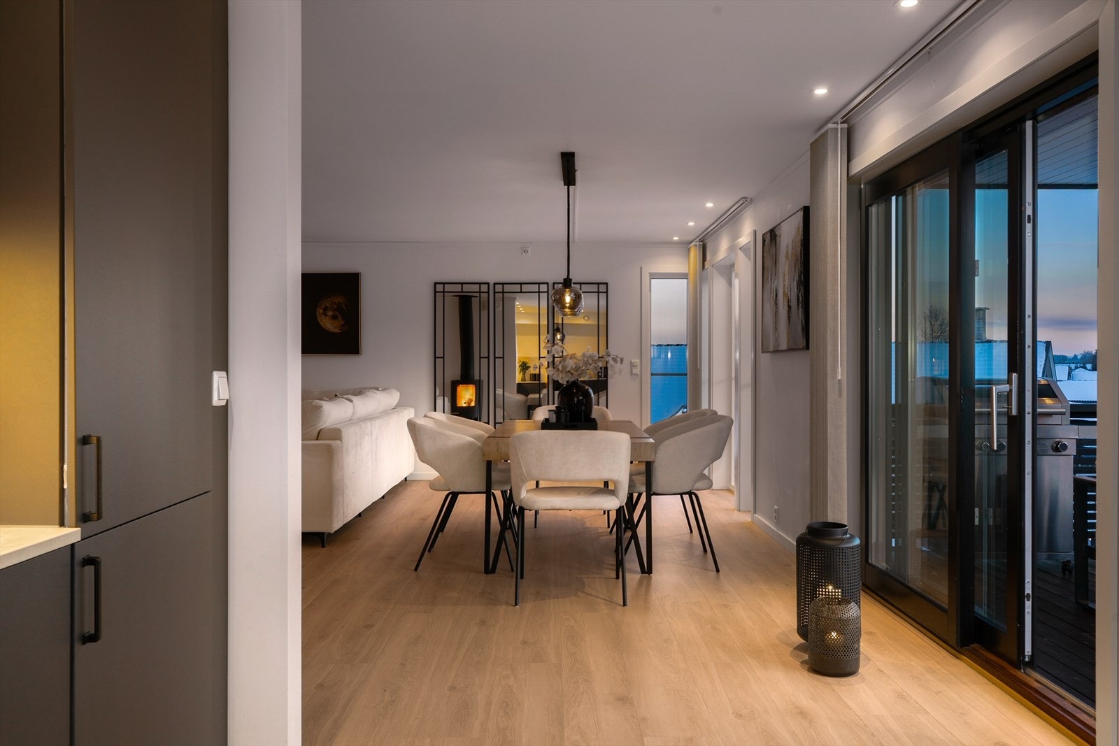 Stuen er et lyst og sosialt samlingspunkt i boligen - perfekt for både hverdagsliv og hyggelige sammenkomster med familie og venner! Galleribilde