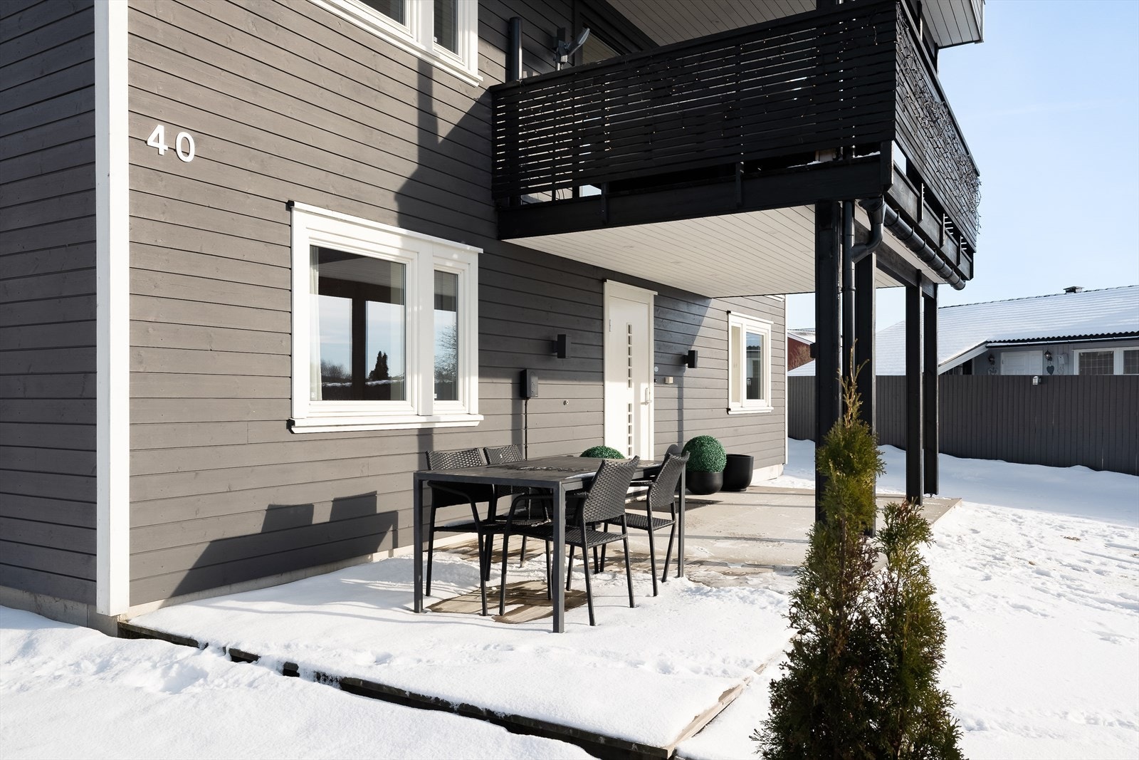 Her er det god plass til utemøbler og fin utebelysning, med innfelte spotter i overbygget del. Direkte adkomst til både hage og asfaltert gårdsplass. Galleribilde