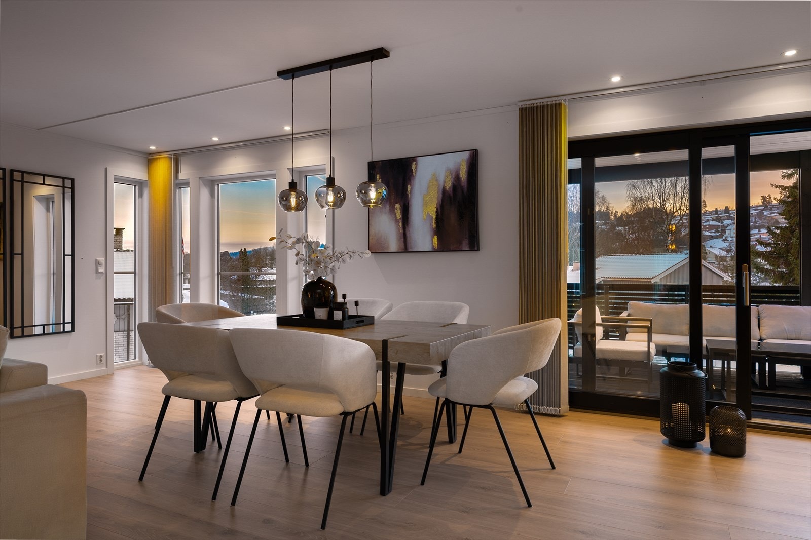 Skyvedør til solrik, overbygget veranda mot sydvest - perfekt for å forlenge oppholdsrommet i sommerhalvåret! Galleribilde