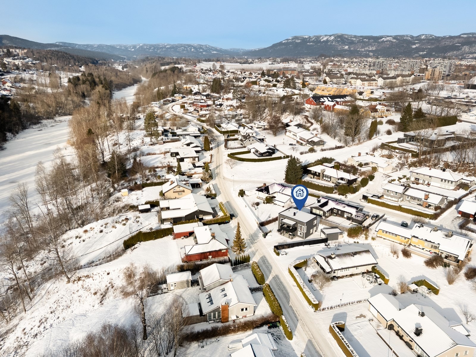 Dagligvarehandelen kan gjøres ved Kiwi eller Rema 1000 Falkum. I nærområdet finnes det også legesenter og apotek, bakeri, frisør og treningssenter. Galleribilde