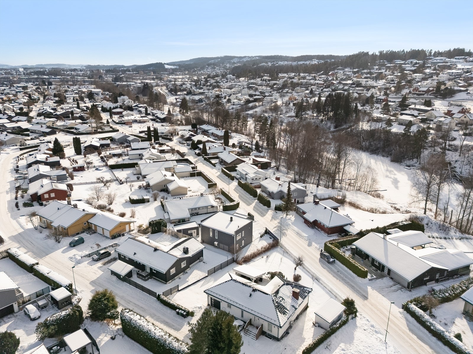 I Lundedalen er det pent opparbeidede friarealer med gangveier, lekeplasser og baner for diverse ballspill. Kort vei også til Bakkestranda! Galleribilde