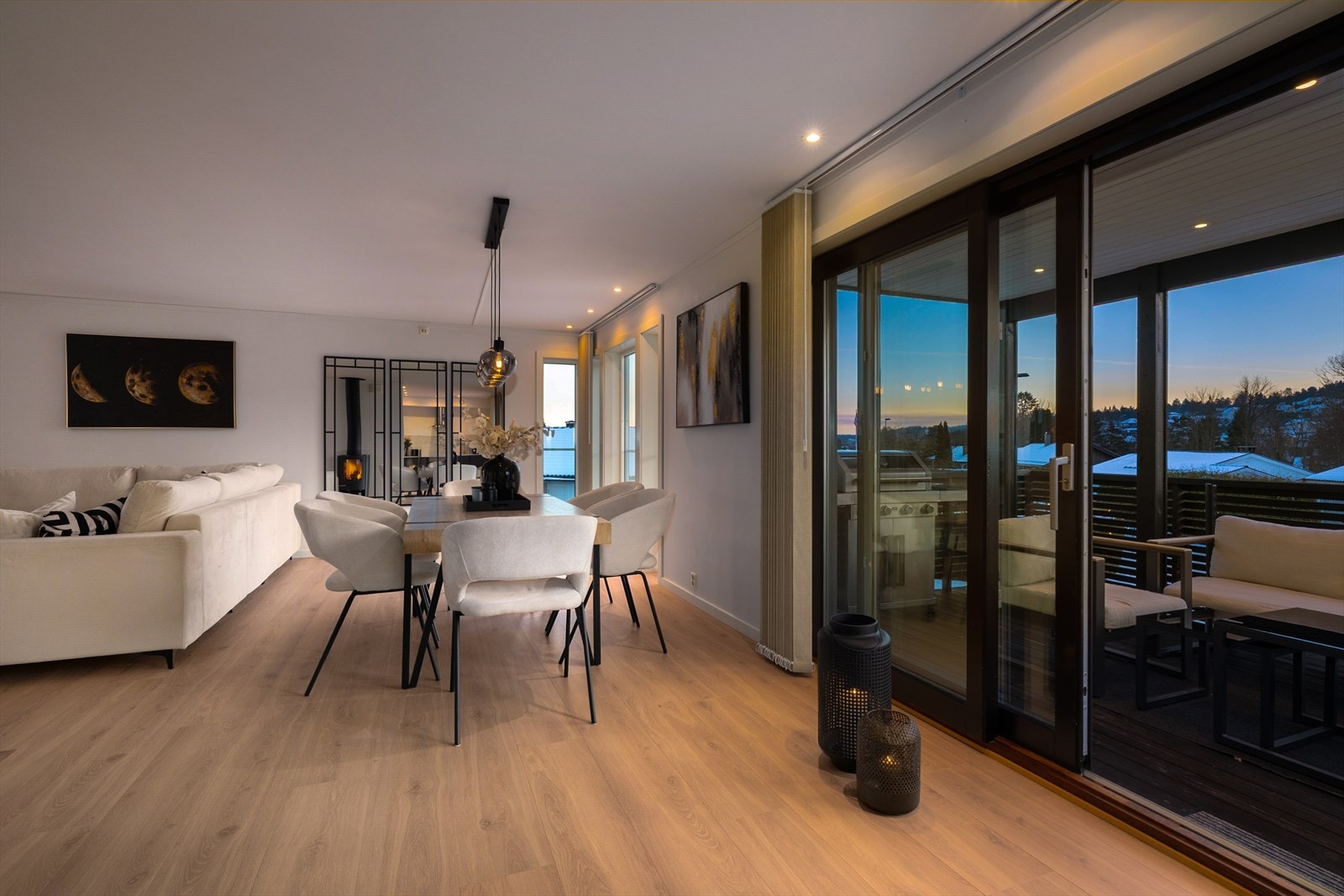 Malt himling med innfelte spotter over skyvedør og vinduer mot sydvest bidrar til behagelig belysning også på kveldstid. Galleribilde