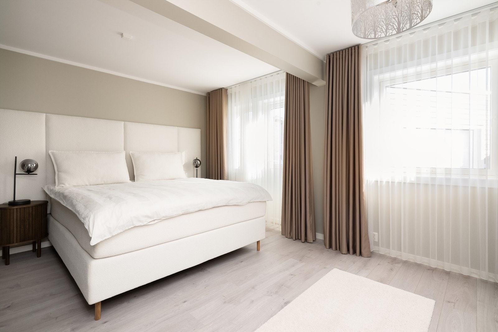 Hovedsoverommet ligger nede og er av god størrelse, med pene overflater i behagelige fargetoner. Galleribilde