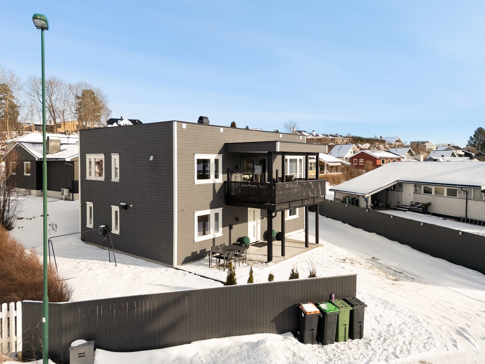 Tomten er tilnærmet flat - pent opparbeidet og lettstelt, med frodig plen og asfaltert gårdsplass som gir et ryddig og helhetlig uttrykk. Galleribilde