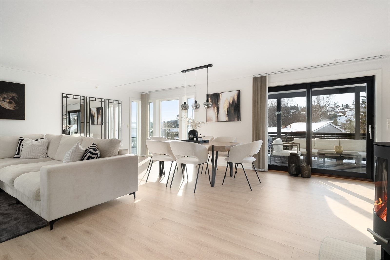 Store vindusflater gir rikelig med naturlig lys. Innvendige lameller gir effektiv og fleksibel solskjerming ved behov. Galleribilde