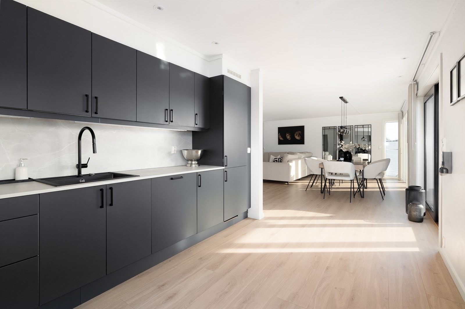 På vegg over benk er det montert beskyttelsesplater i samme utførelse som benkeplaten, som gir et helhetlig og moderne uttrykk. Galleribilde