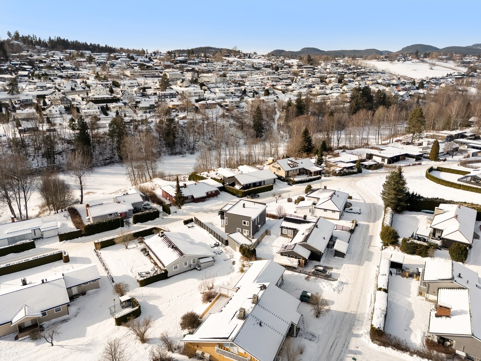 Falkum har nærhet til flere flotte tur- og rekreasjonsområder, med blant annet Lundedalen og Falkumelva med koselig badeplass. Galleribilde