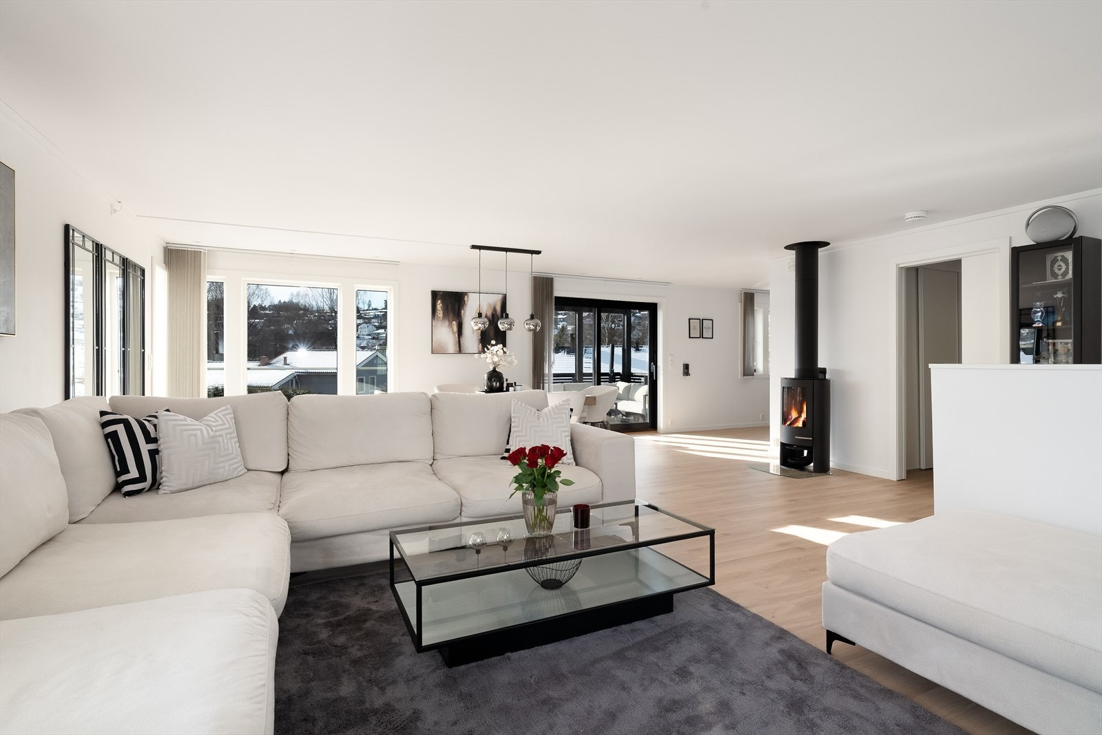 Svært innbydende og stilren stue med lyse overflater og delvis åpen løsning til kjøkken. Galleribilde