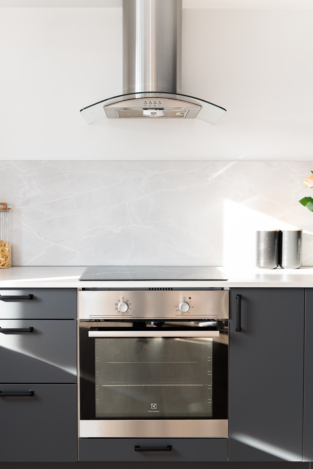 Integrerte hvitevarer gir et helhetlig og ryddig preg. I tak er det innfelte spotter, og over kokesonen er det montert ventilator. Galleribilde