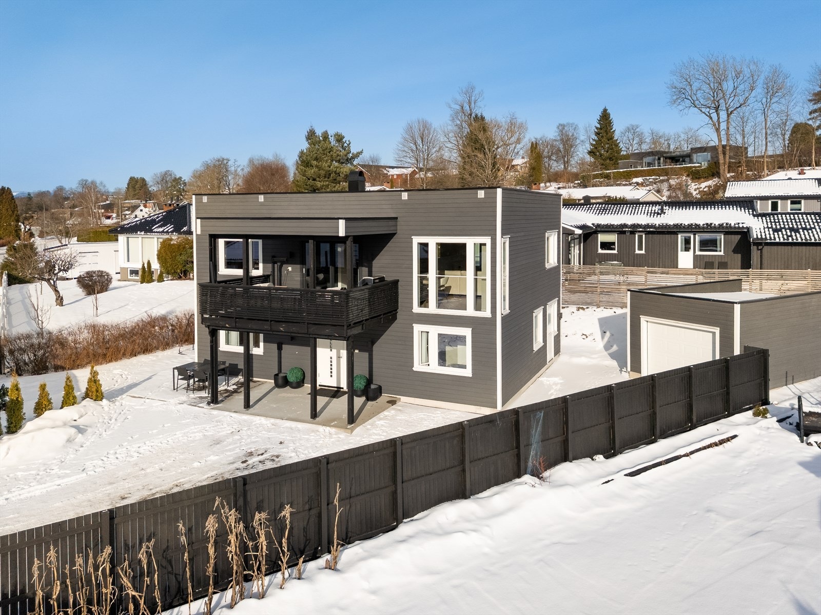 Eiendommen er pent avgrenset med gjerde og hekk langs tomtegrenser. På tomten er det også oppført frittstående enkelgarasje i 2016. Galleribilde