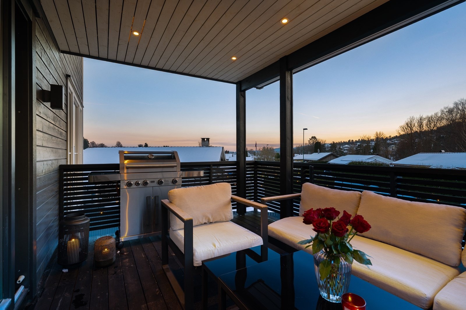 Romslig og solrik veranda mot sydvest. Verandaen er overbygget, noe som gir ly for vær og vind, og den har god plass til utemøbler. Galleribilde