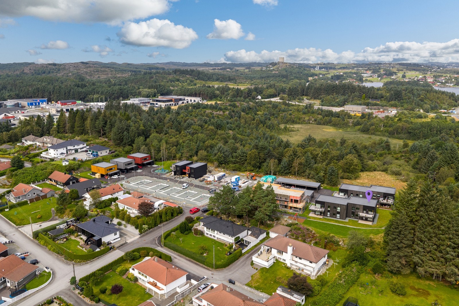 Kort avstand til Bygnes med gode servicetilbud. 2. stk barnehager like i nærheten, samt barneskole. Galleribilde