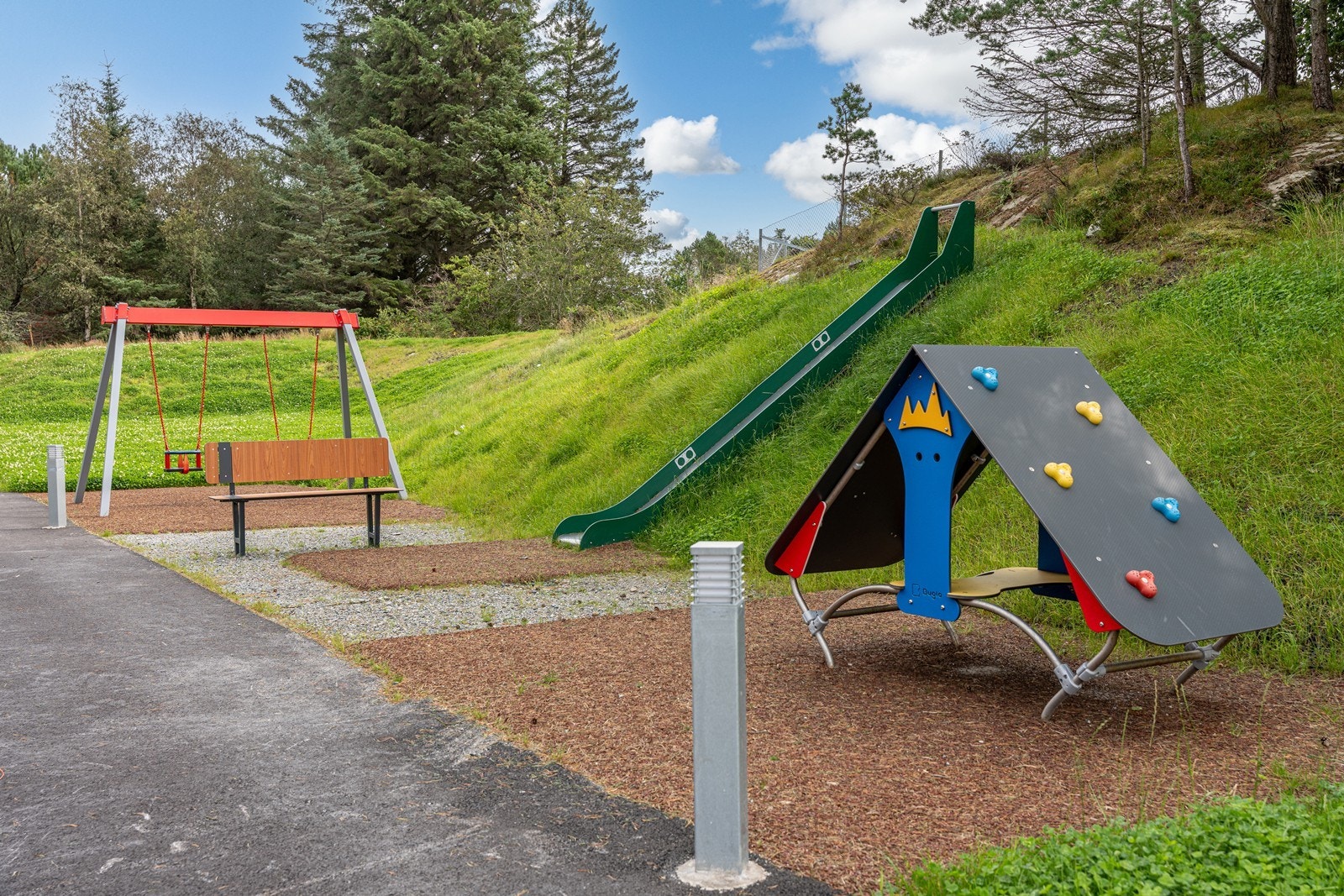 Koselig lekeplass for ungene like i nærheten av leiligheten. Galleribilde