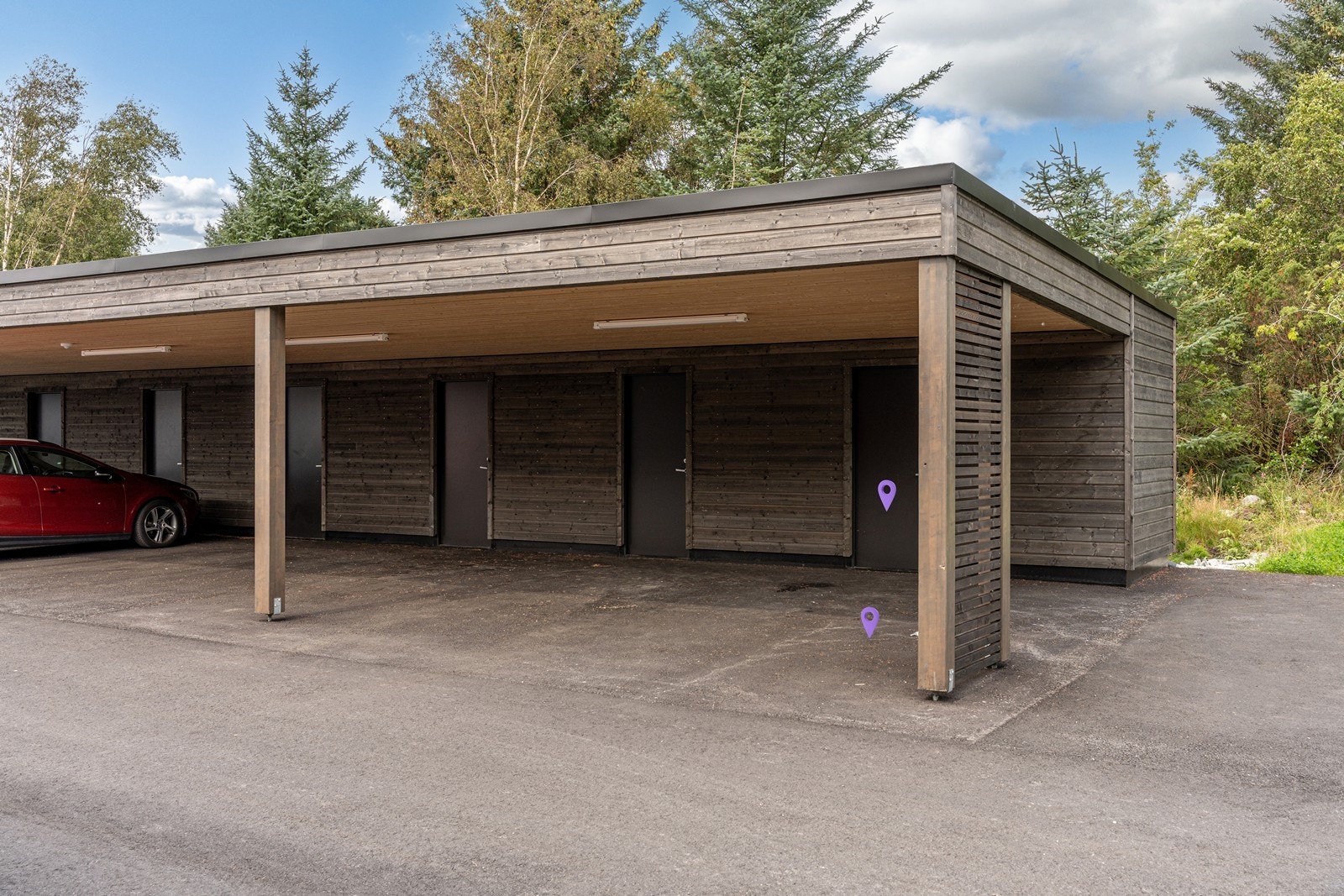 Egen hjørneparkering med tilhørende bod i carport. Galleribilde