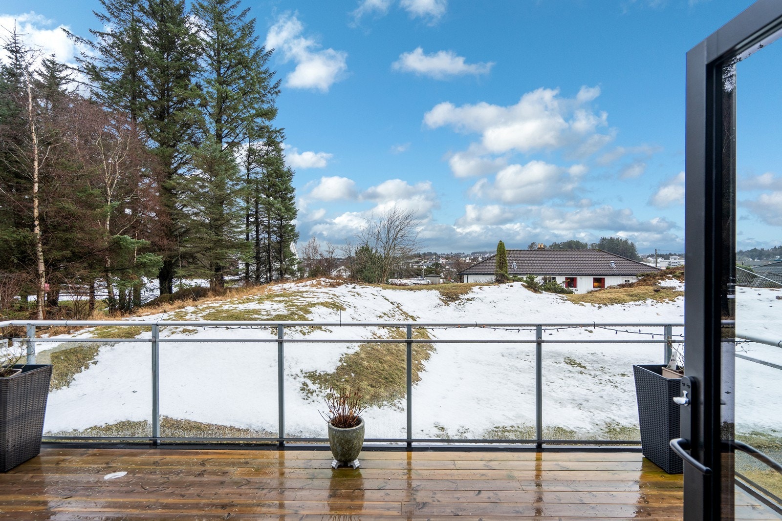 Terrasse av god størrelse vendt mot sør. Gode solforhold. Galleribilde