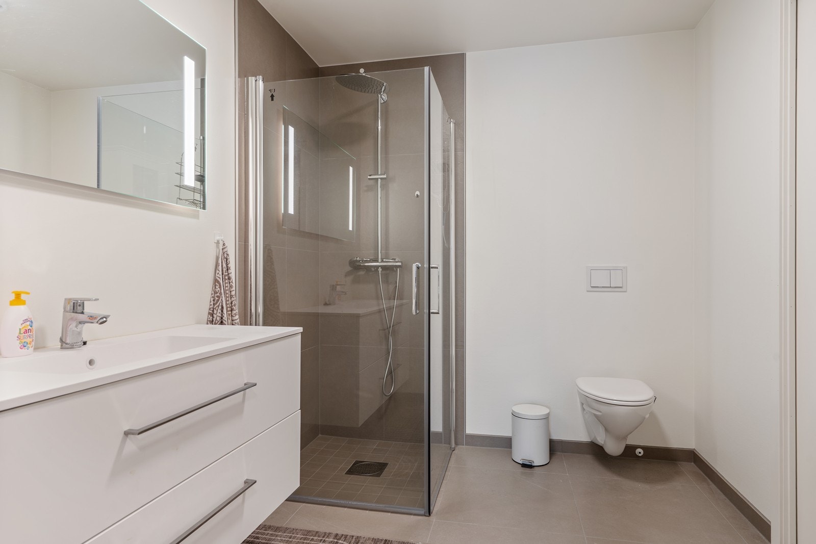 Lyst og tidsriktig innredet. Galleribilde