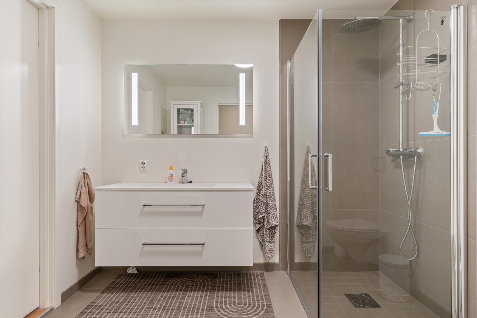 Lyst og flott bad med vegghengt servant. Flislagt gulv, samt vegger i dusj sonen. Vannbåren gulvvarme. Galleribilde