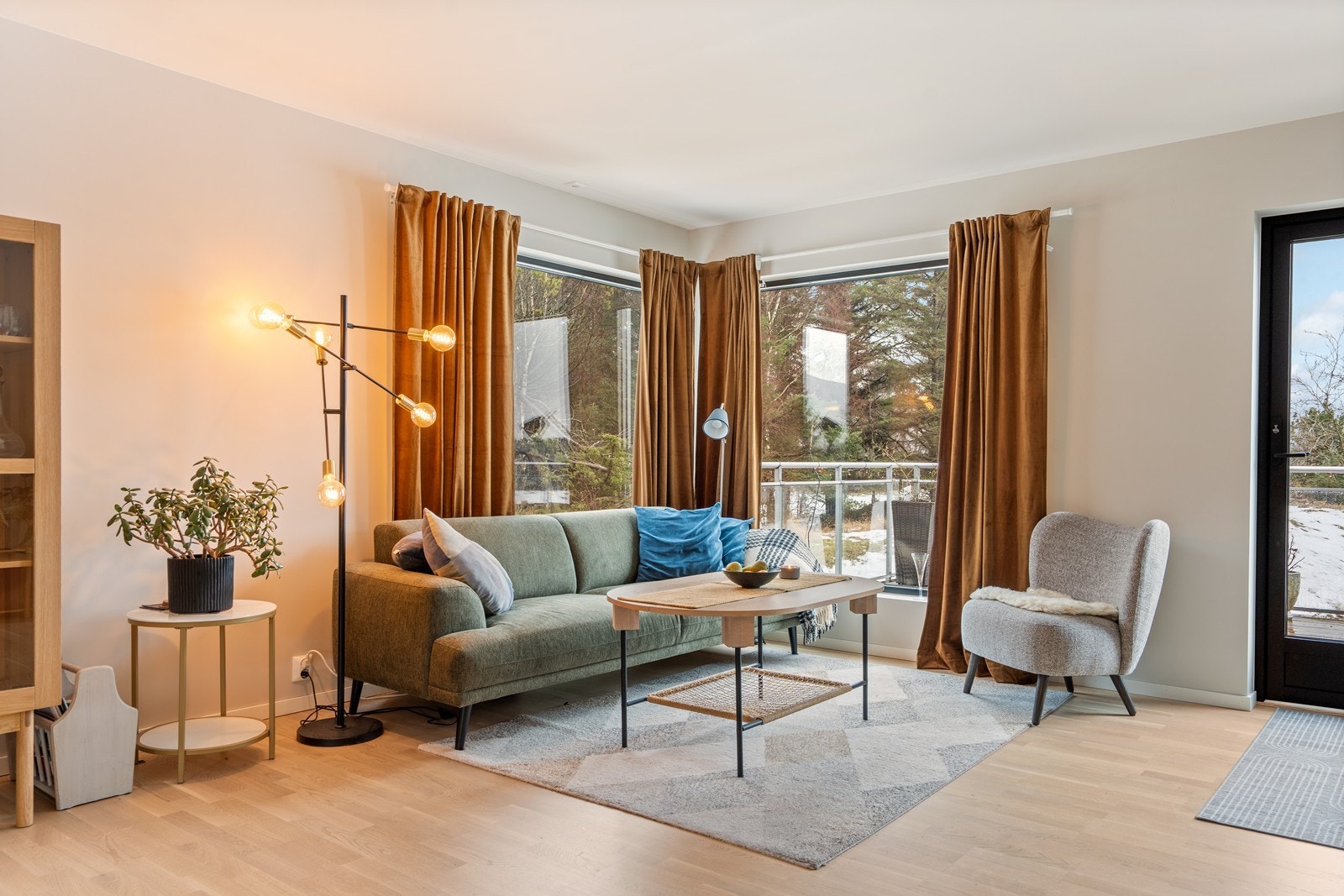 Koselig stue med rikelig av naturlig dagslys. Galleribilde