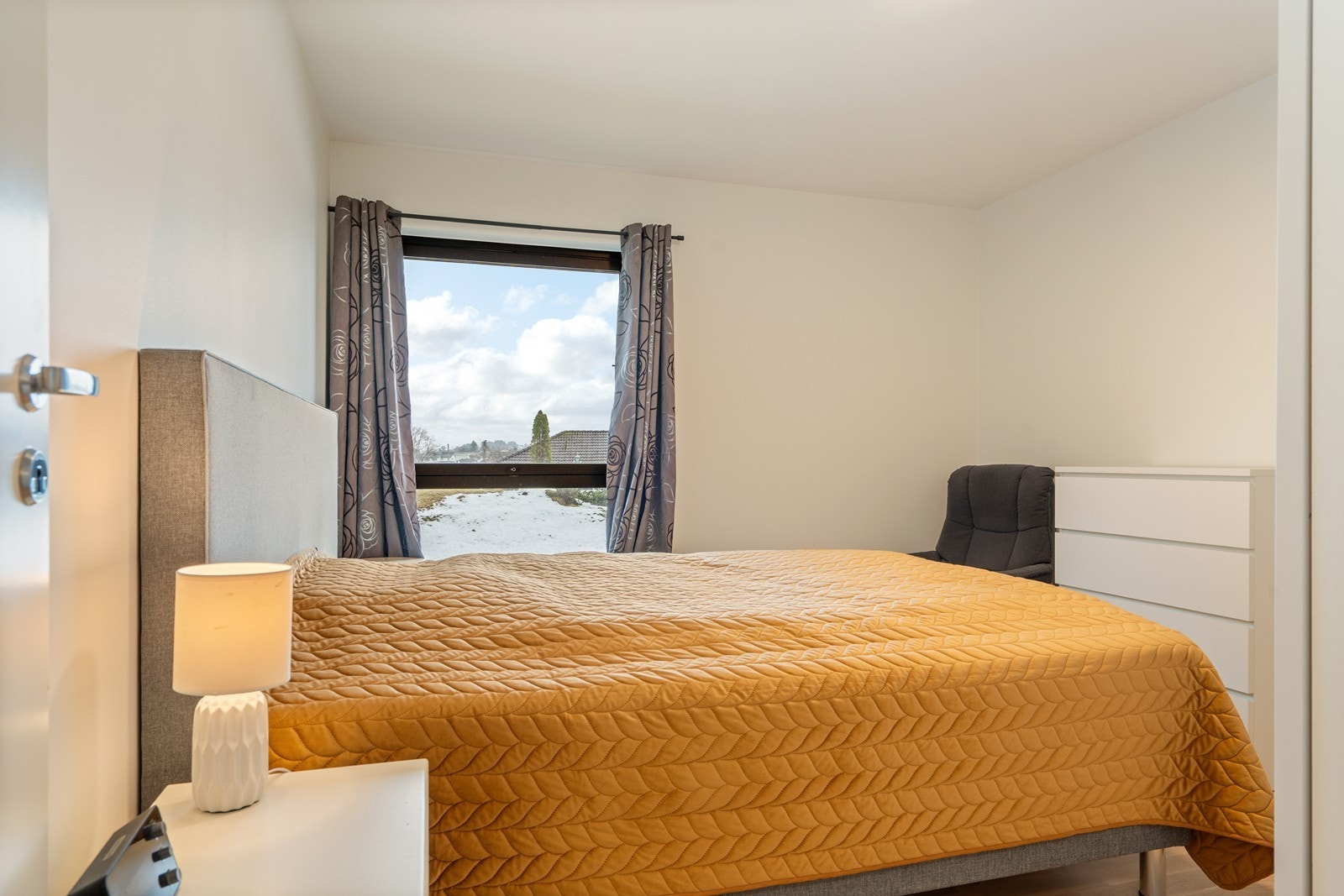 Romslig hovedsoverom med skyvedørsgarderobe Galleribilde