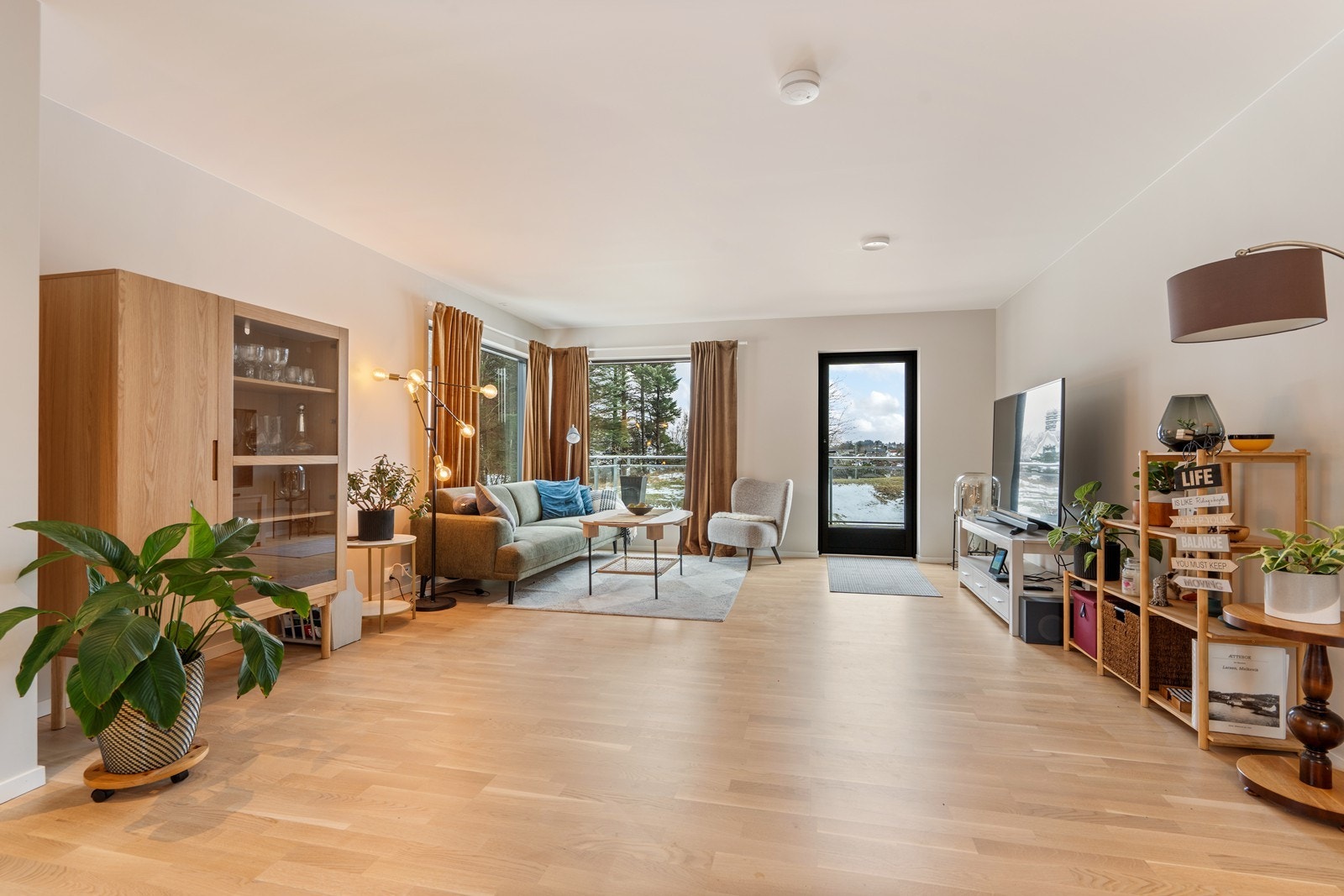 Romslig stue med gode møbleringsmuligheter. Med deilig vannbåren gulvvarme kan du uten problem gå barbeint hele året. Galleribilde