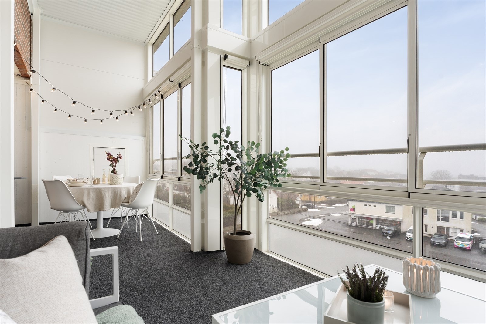 Velkommen til Solvangvegen 45C - En smakfull, lettstelt og praktisk toppleilighet med ekstra stor innglasset balkong! Galleribilde