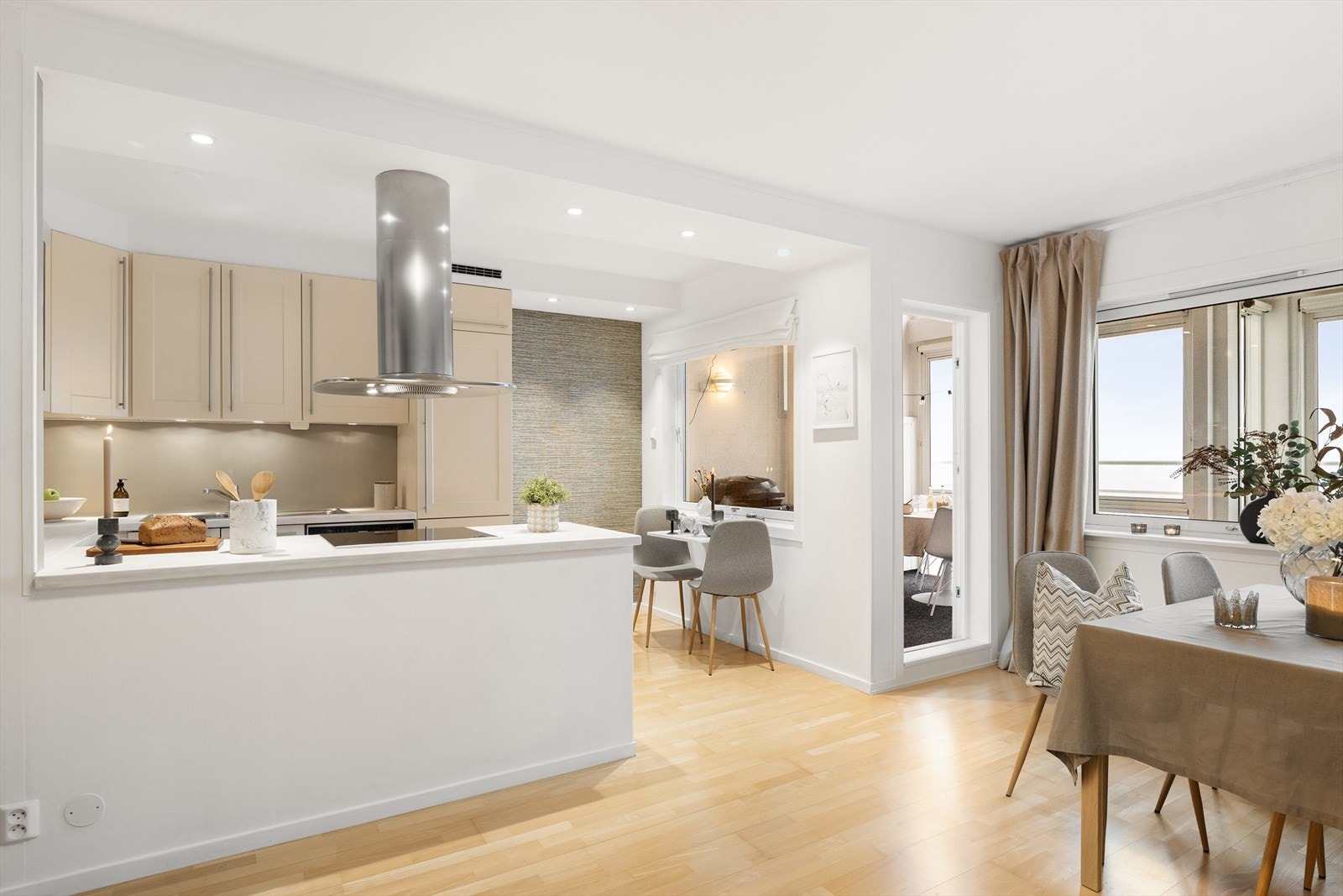 Den åpne løsningen mellom stue og kjøkken skaper en luftig og sosial arena. Galleribilde