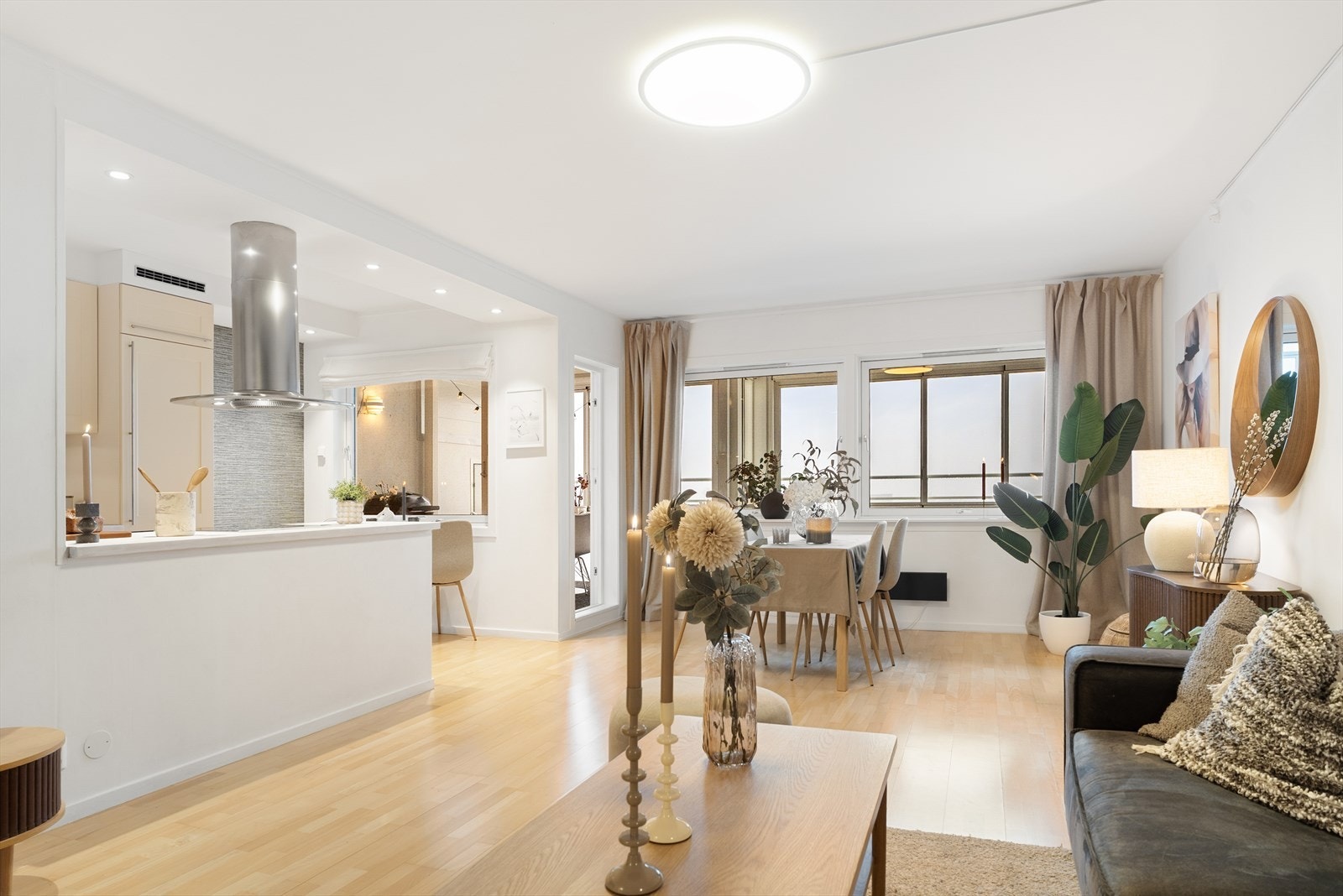 Rause vindusflater gir mye naturlig lys. Galleribilde