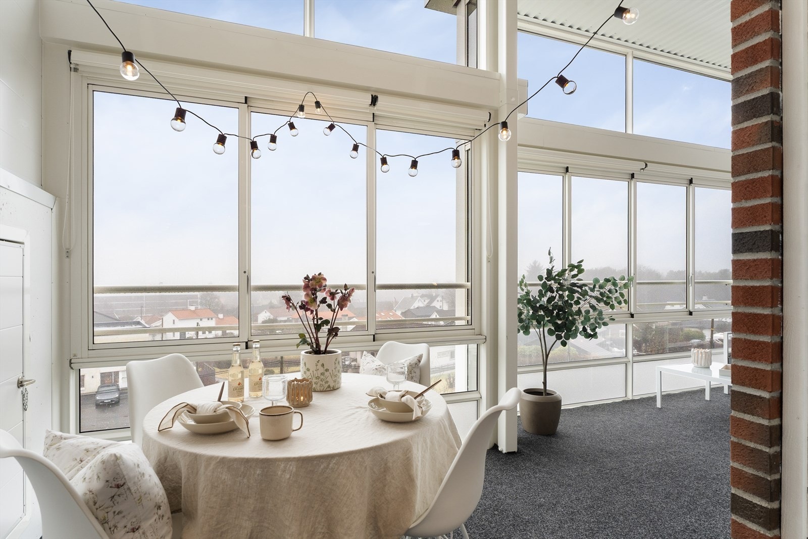 Den innglassede balkongen fungerer som en forlengelse av stuen store deler av året. Galleribilde