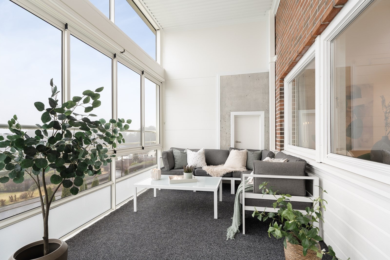 Vinduene har praktisk skyvefunksjon og kan åpnes opp på varme dager. Galleribilde