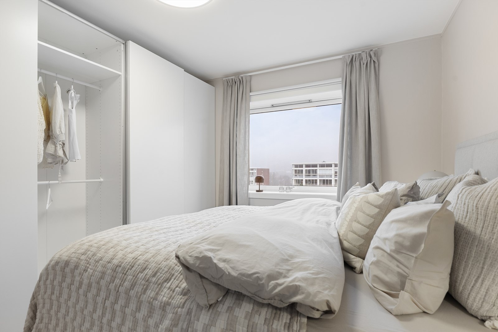 Romslig hovedsoverom med god plass til dobbelseng og tilhørende nattbord. Stor og praktisk skyvedørsgarderobe! Galleribilde