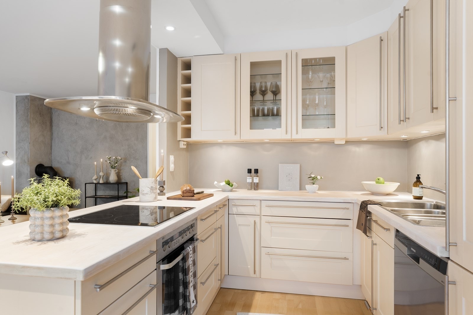 Tidsriktig kjøkken med hvite fronter og heltre benkeplate. Kjøkkenet har god skap -og benkeplass til oppbevaring og matlagning. Galleribilde