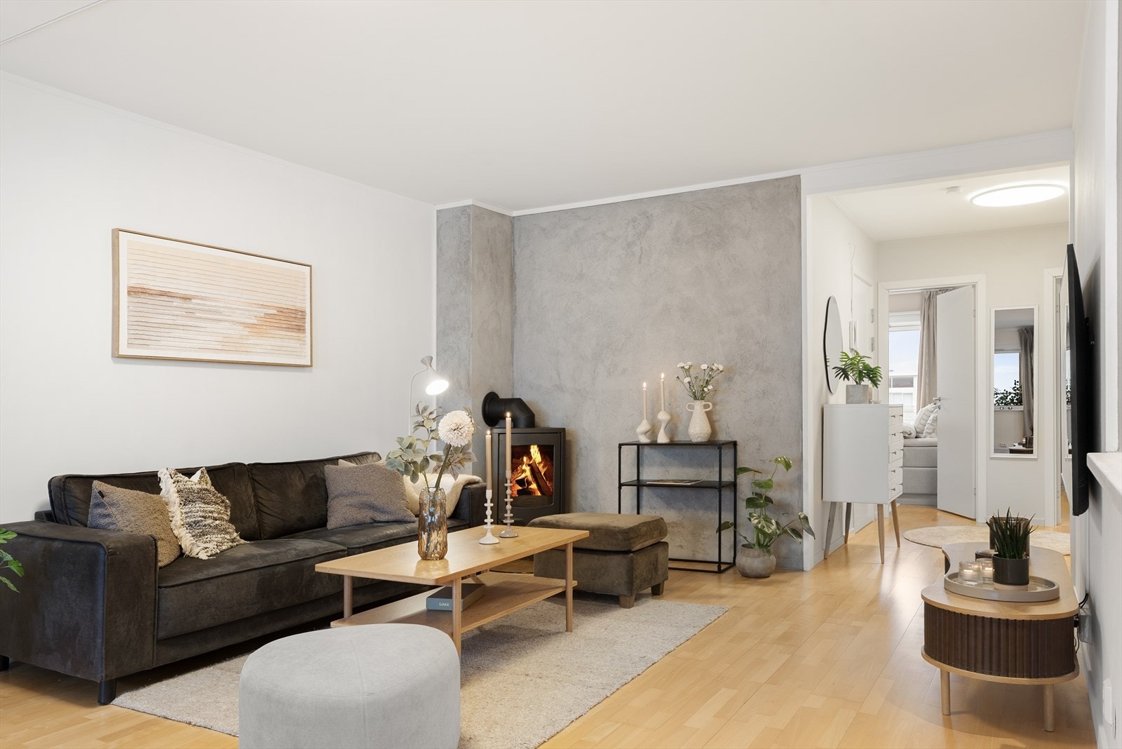 Romslig stue med peisovn og flere møbleringsmuligheter! Galleribilde