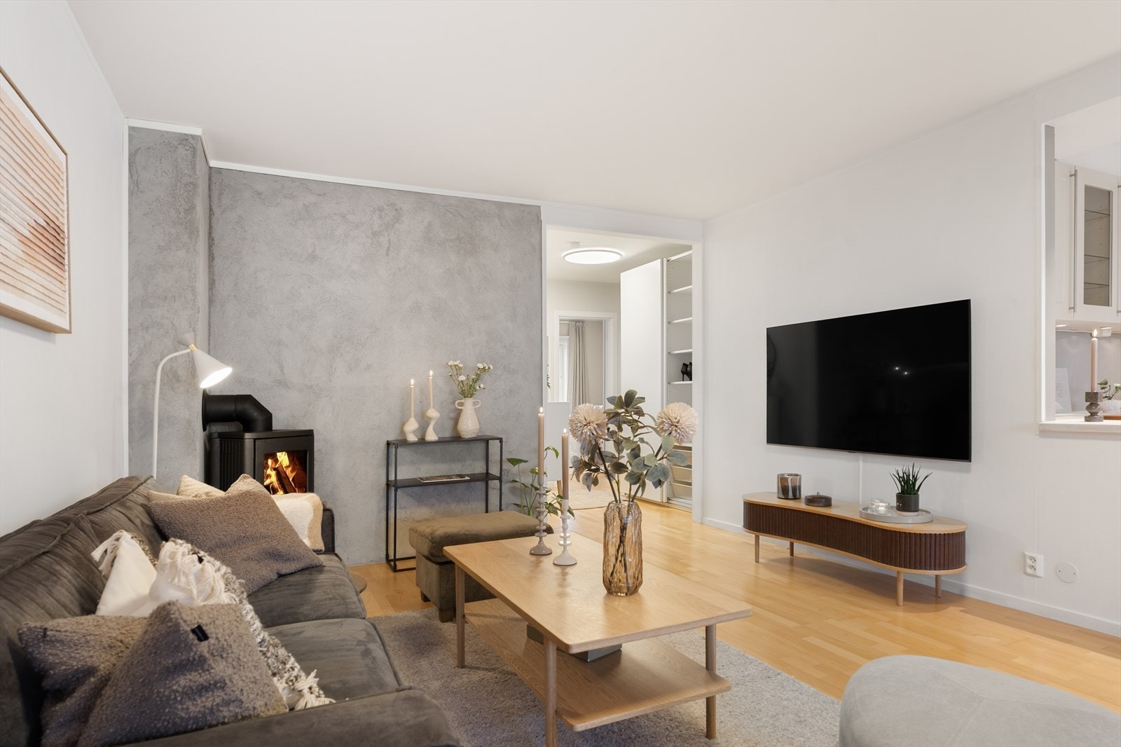 Her er god plass til sofagruppe, spisebord og annet møblement. Galleribilde